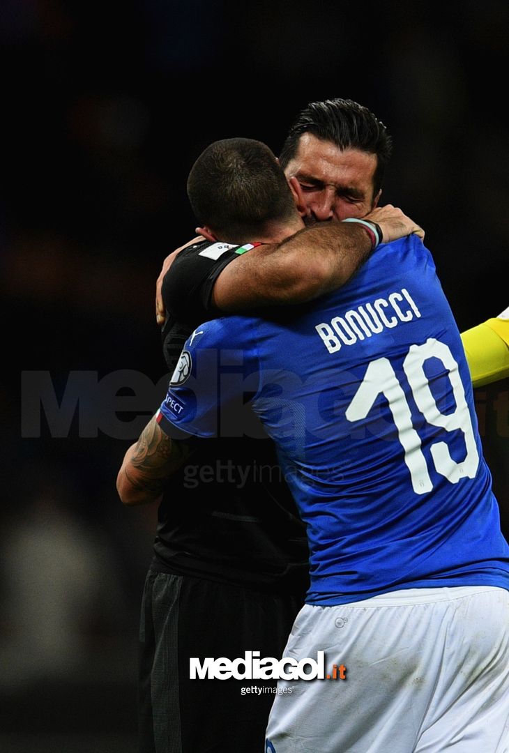  MILAN, ITALY - NOVEMBER 13:  Gianluigi Buffon and Leonardo Bonucci #19 of Italy dejected at the end of the FIFA 2018 World Cup Qualifier Play-Off: Second Leg between Italy and Sweden at San Siro Stadium on November 13, 2017 in Milan, Sweden.  (Photo by Claudio Villa/Getty Images) 