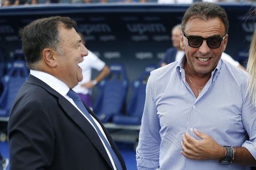 EMPOLI, ITALY - AUGUST 21: Joe Barone of ACF Fiorentina (L) speaks with Fabrizio Corsi president of Empoli FC during the Serie A match between Empoli FC and ACF Fiorentina at Stadio Carlo Castellani on August 21, 2022 in Empoli, . (Photo by Gabriele Maltinti/Getty Images) Barone nel pre: “I gol arriveranno, non sono preoccupato. Dusan? É il passato”- immagine 2