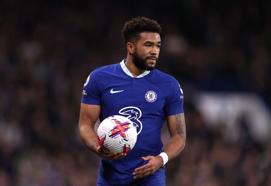 LONDON, ENGLAND - MARCH 18: Reece James of Chelsea controls the ball during the Premier League match between Chelsea FC and Everton FC at Stamford Bridge on March 18, 2023 in London, England. (Photo by Ryan Pierse/Getty Images) inghilterra