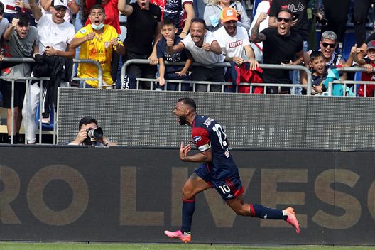 CAGLIARI, ITALY - OCTOBER 17: Joao Pedro of Cagliari celebrates his goal 3-1 during the Serie A match between Cagliari Calcio and UC Sampdoria at Sardegna Arena on October 17, 2021 in Cagliari, Italy. (Photo by Enrico Locci/Getty Images) Consigli Fantacalcio, 5 attaccanti per la 9a giornata: Lautaro e Osimhen certezze!- immagine 6