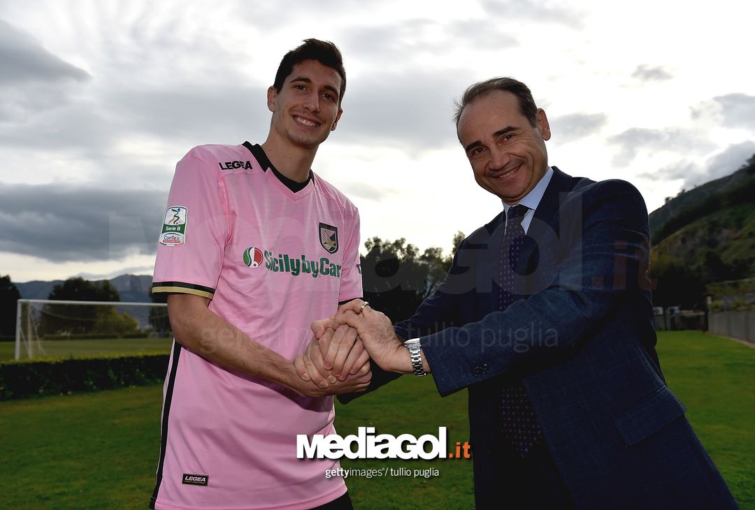  PALERMO, ITALY - JANUARY 15:  Stefano Moreo (L) poses with Sport Director Fabio Lupo during his presentation as new player of US Citta' di Palermo at Carmelo Onorato training center on January 15, 2018 in Palermo, Italy.  (Photo by Tullio M. Puglia/Getty Images)  