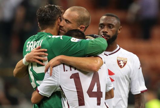  MILAN, ITALY - AUGUST 26: Salvatore Sirigu (L) of Torino FC embraces his teammates at the end of the serie A match between FC Internazionale and Torino FC at Stadio Giuseppe Meazza on August 26, 2018 in Milan, Italy. (Photo by Emilio Andreoli/Getty Images) 