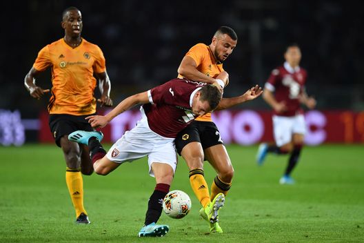  TURIN, ITALY - AUGUST 22: Andrea Belotti (L) of Torino is challenged by Romain Saiss of Wolverhampton Wanderers during the UEFA Europa League Playoffs 1st Leg match between Torino and Wolverhampton Wanderers at Stadio Olimpico on August 22, 2019 in Turin, Italy. (Photo by Valerio Pennicino/Getty Images) 