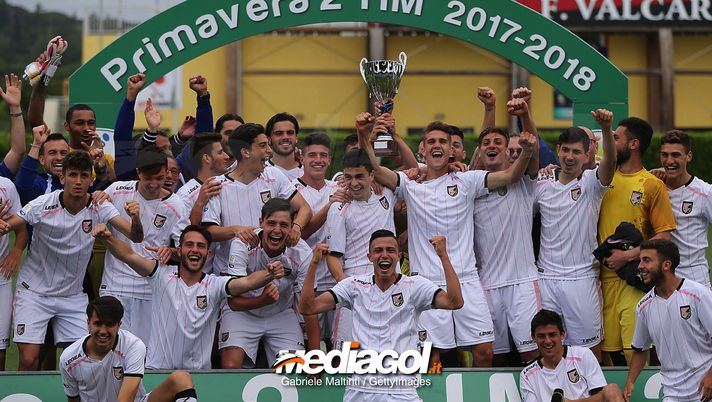 FLORENCE, ITALY - MAY 16: All players of US Citta' di Palermo U19 celebrate the victory during the SuperCoppa primavera 2 match between Novara U19 and US Citta di Palermo U19 at Centro Tecnico Federale di Coverciano on May 16, 2018 in Florence, Italy.  (Photo by Gabriele Maltinti/Getty Images) 