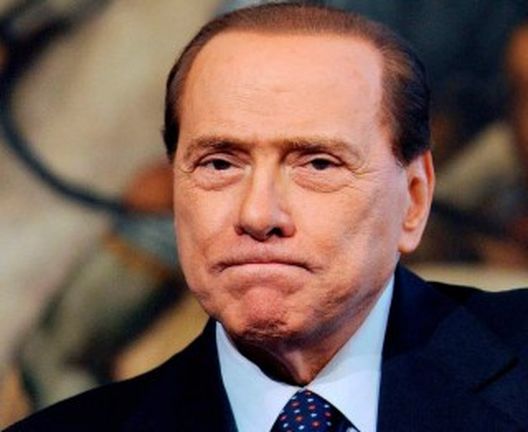 Un indeciso Silvio Berlusconi (reporternuovo.it) Un indeciso Silvio Berlusconi (reporternuovo.it)