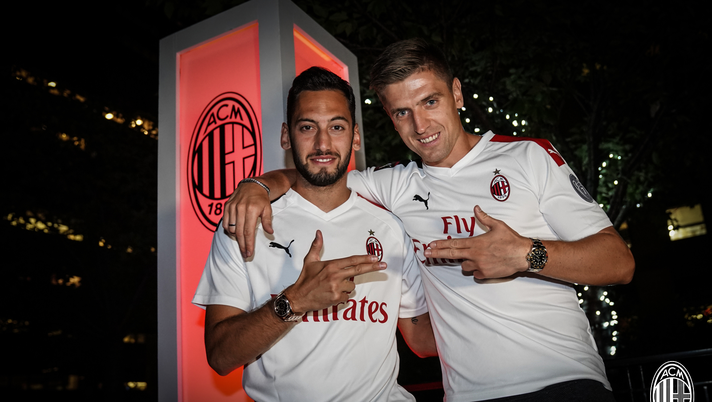 Hakan Calhanoglu e Krzysztof Piatek posano con la seconda maglia PUMA per il Milan 2019-2020 (credits: acmilan.com) 