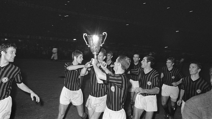 Il Milan festeggia la Coppa delle Coppe 1968 vinta in finale contro l'Amburgo (Foto dal web) 