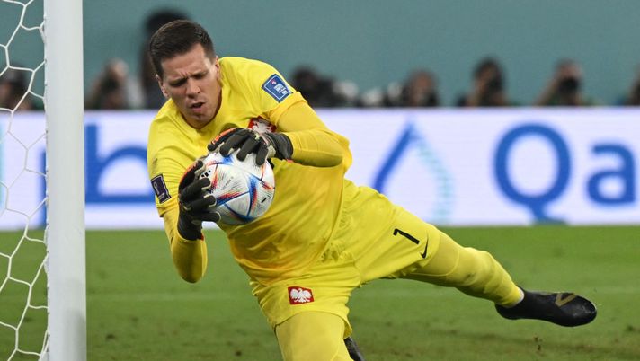 Poland's goalkeeper #01 Wojciech Szczesny makes a save during the Qatar 2022 World Cup Group C football match between Poland and Argentina at Stadium 974 in Doha on November 30, 2022. (Photo by ANDREJ ISAKOVIC / AFP) (Photo by ANDREJ ISAKOVIC/AFP via Getty Images) CorSport: “Week-end di terapie per Szczesny, cosa filtra verso la Cremonese” - immagine 1