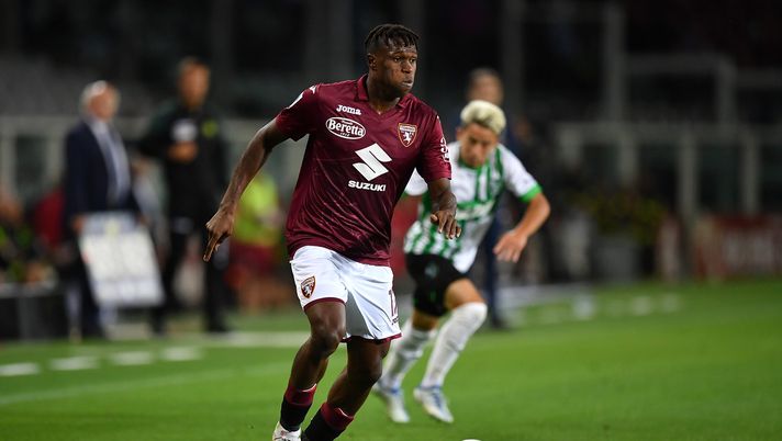 TURIN, ITALY - SEPTEMBER 17: Wilfried Singo of Torino FC in action during the Serie A match between Torino FC and US Sassuolo at Stadio Olimpico di Torino on September 17, 2022 in Turin, Italy. (Photo by Valerio Pennicino/Getty Images) Consigli Fantacalcio, 5 difensori per la 30a giornata: puntiamo sul riscatto di Singo. Gosens vuole il bis - immagine 1