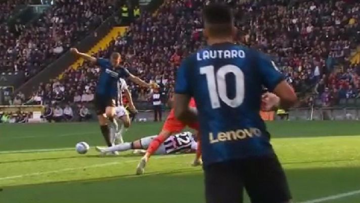 Marelli: “Rigore su Dzeko chiaro, Var giusto e inevitabile. Chi parla si tolga la sciarpa” Marelli: “Rigore su Dzeko chiaro, Var giusto e inevitabile. Chi parla si tolga la sciarpa” - immagine 1