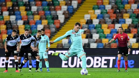 UDINE, ITALY - APRIL 10: Andrea Belotti of Torino FC scores their side's first goal from the penalty spot during the Serie A match between Udinese Calcio  and Torino FC at Dacia Arena on April 10, 2021 in Udine, Italy. Sporting stadiums around Italy remain under strict restrictions due to the Coronavirus Pandemic as Government social distancing laws prohibit fans inside venues resulting in games being played behind closed doors.  (Photo by Alessandro Sabattini/Getty Images)