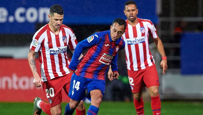 EIBAR, SPAIN - JANUARY 18: Fabian Orellana of SD Eibar (LC) being followed by Victor Machin Perez 'Vitolo'  of Club Atletico de Madrid (L)  during the Liga match between SD Eibar SAD and Club Atletico de Madrid at Ipurua Municipal Stadium on January 18, 2020 in Eibar, Spain. (Photo by Juan Manuel Serrano Arce/Getty Images) 