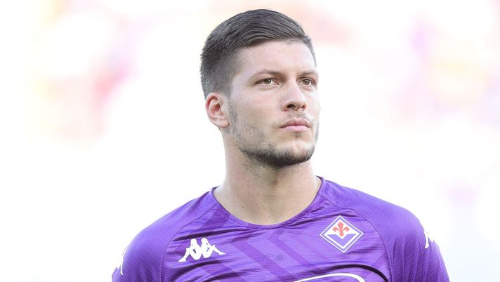 FLORENCE, ITALY - AUGUST 14: Luka Jovic of ACF Fiorentina looks on during the Serie A match between ACF Fiorentina and US Cremonese at Stadio Artemio Franchi on August 14, 2022 in Florence, Italy. (Photo by Gabriele Maltinti/Getty Images) Fiorentina, come cambia la formazione senza Gonzalez: le ultime su Jovic e Gollini - immagine 1
