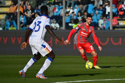 CREMONA, ITALY - FEBRUARY 04: Marco Benassi of US Cremonese competes during the Serie A match between US Cremonese and US Lecce at Stadio Giovanni Zini on February 04, 2023 in Cremona, Italy. (Photo by Marco M. Mantovani/Getty Images) Ghigi (La Provincia di Cremona): “Meité doveva essere il leader ma ha deluso”- immagine 3
