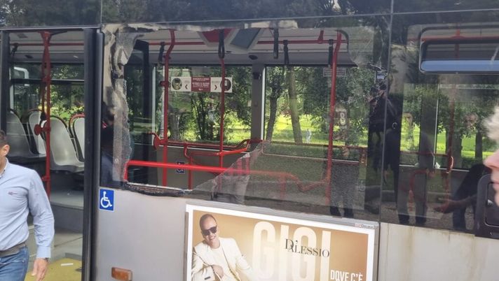 Roma, rieccoli: i tifosi Leverkusen distruggono un bus navetta atac - immagine 1