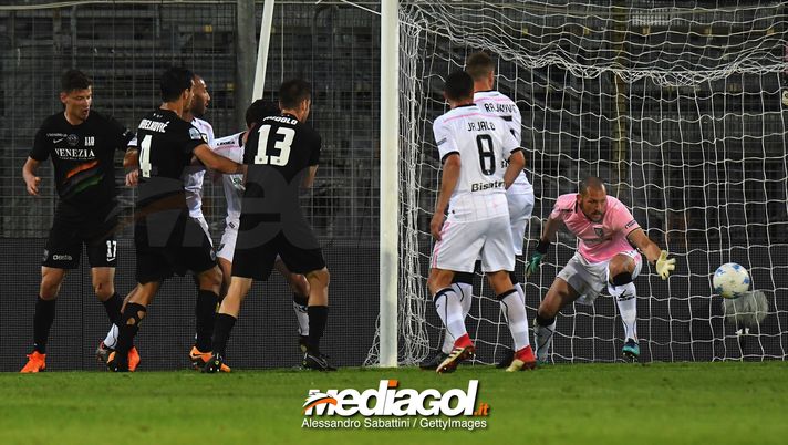 VENICE, ITALY - APRIL 27: Sinisa Andelkovic of Venezia FC scores his team third goal during the serie B match between Venezia FC and US Citta di Palermo at Stadio Pier Luigi Penzo on April 27, 2018 in Venice, Italy. (Photo by Alessandro Sabattini/Getty Images) VENICE, ITALY - APRIL 27: Sinisa Andelkovic of Venezia FC scores his team third goal during the serie B match between Venezia FC and US Citta di Palermo at Stadio Pier Luigi Penzo on April 27, 2018 in Venice, Italy. (Photo by Alessandro Sabattini/Getty Images)