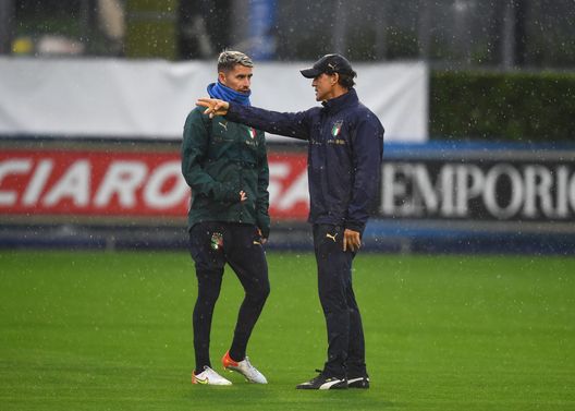 COMO, ITALY - OCTOBER 04: Head coach Italy Roberto Mancini and Jorginho of Italy talk during a training session at Appiano Gentile on October 04, 2021 in Como, Italy. (Photo by Claudio Villa/Getty Images) COMO, ITALY - OCTOBER 04: Head coach Italy Roberto Mancini and Jorginho of Italy talk during a training session at Appiano Gentile on October 04, 2021 in Como, Italy. (Photo by Claudio Villa/Getty Images)