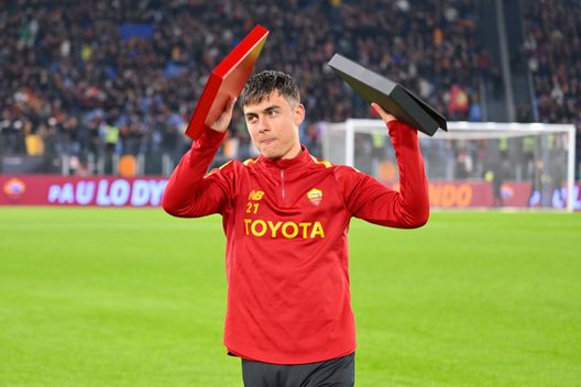 Getty Images La Roma omaggia Dybala per la vittoria del Mondiale con due targhe personalizzate- immagine 2