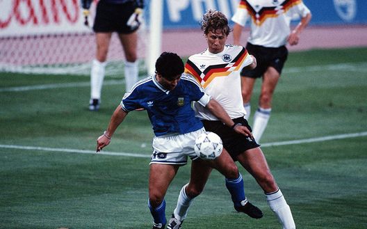 Maradona e Guido Buchwald durante la finale dell'8 luglio 1990 (Photo by Bongarts/Getty Images) Maradona e Guido Buchwald durante la finale dell'8 luglio 1990 (Photo by Bongarts/Getty Images)