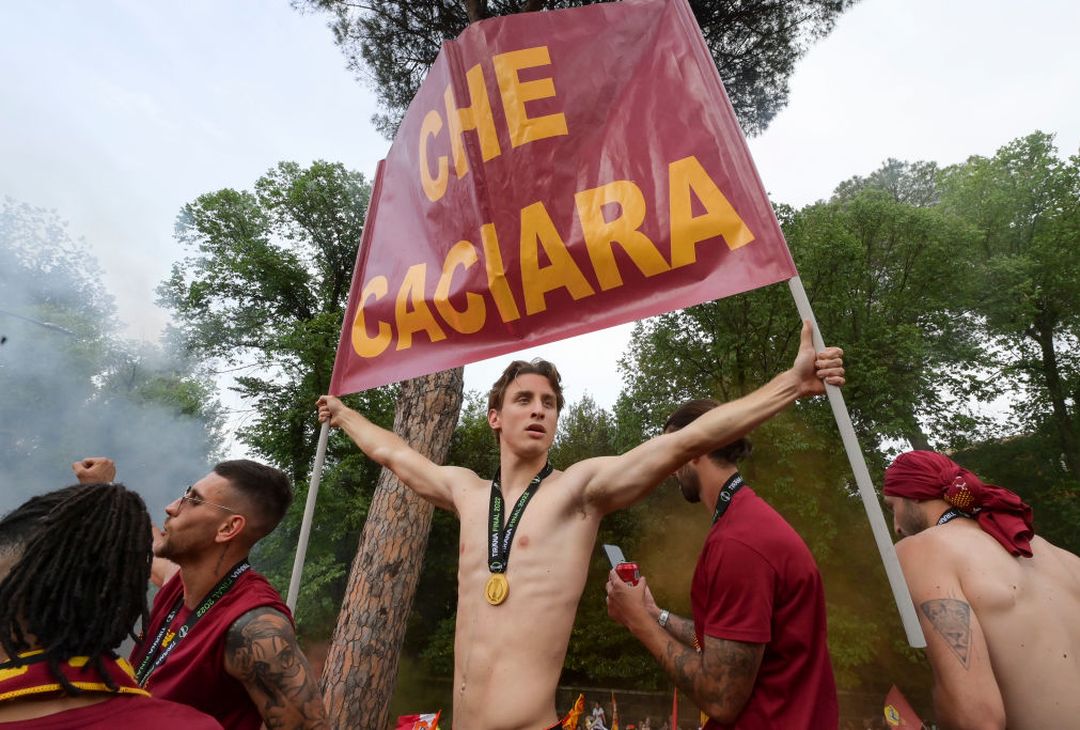 Roma, il popolo giallorosso in festa visto dal pullman della squadra – FOTO GALLERY - immagine 48