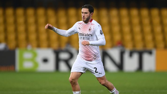 BENEVENTO, ITALY - JANUARY 03: Davide Calabria of AC Milan during the Serie A match between Benevento Calcio and AC Milan at Stadio Ciro Vigorito on January 03, 2021 in Benevento, Italy. Sporting stadiums around Italy remain under strict restrictions due to the Coronavirus Pandemic as Government social distancing laws prohibit fans inside venues resulting in games being played behind closed doors. (Photo by Francesco Pecoraro/Getty Images) BENEVENTO, ITALY - JANUARY 03: Davide Calabria of AC Milan during the Serie A match between Benevento Calcio and AC Milan at Stadio Ciro Vigorito on January 03, 2021 in Benevento, Italy. Sporting stadiums around Italy remain under strict restrictions due to the Coronavirus Pandemic as Government social distancing laws prohibit fans inside venues resulting in games being played behind closed doors. (Photo by Francesco Pecoraro/Getty Images)