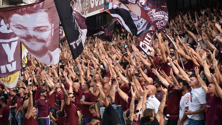 SALERNO, ITALY - OCTOBER 02: US Salernitana supporters before the Serie A match between US Salernitana v Genoa CFC at Stadio Arechi on October 02, 2021 in Salerno, Italy. (Photo by Francesco Pecoraro/Getty Images) Tifosi Salernitana, nel derby il Muro contro il Napoli capolista: “Saremo l’uomo in più” - immagine 1