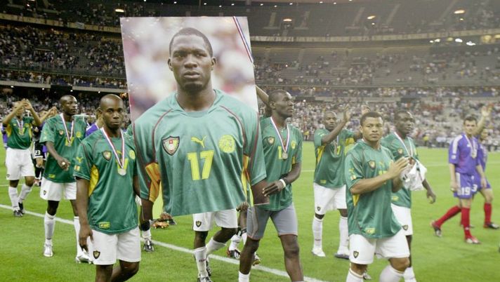 PARIS, FRANCE - JUNE 29:  Confederations Cup 2003 Finale, Paris; Kamerun - Frankreich (CMR - FRA) 0:1; Spieler Kameruns tragen ein Foto von Marc-Vivien FOE/CMR durch das Stadion, der wenige Tage zuvor auf dem Fussballplatz gestorben ist.  (Photo by Henri Szwarc/Bongarts/Getty Images) 