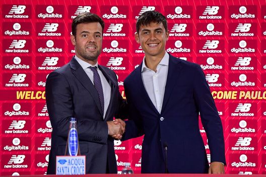 Paulo Dybala e Tiago Pinto in conferenza stampa con la Roma (Getty Images) Paulo Dybala e Tiago Pinto in conferenza stampa con la Roma (Getty Images)