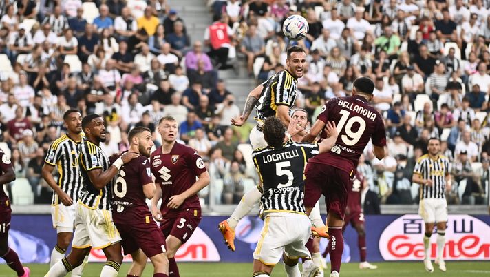 TURIN, ITALY - OCTOBER 7: Federico Gatti of Juventus FC head the ball against Raoul Bellanova of Torino FC during the Serie A TIM match between Juventus and Torino FC at on October 7, 2023 in Turin, Italy. (Photo by Stefano Guidi/Getty Images) Derby della Mole, al Filadelfia il calcio d’inizio della stracittadina - immagine 1
