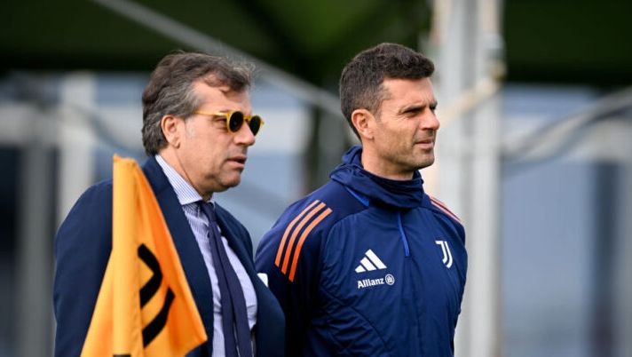 TURIN, ITALY - OCTOBER 21: Cristiano Giuntoli, Thiago Motta of Juventus during the UEFA Champions League 2024/25 League Phase MD3 training and press conference at Juventus Stadium on October 21, 2024 in Turin, Italy. (Photo by Daniele Badolato - Juventus FC/Juventus FC via Getty Images) Gazzetta: “Dal cambio modulo al rapporto coi giocatori: cosa chiede la Juve a Motta per reagire” - immagine 1