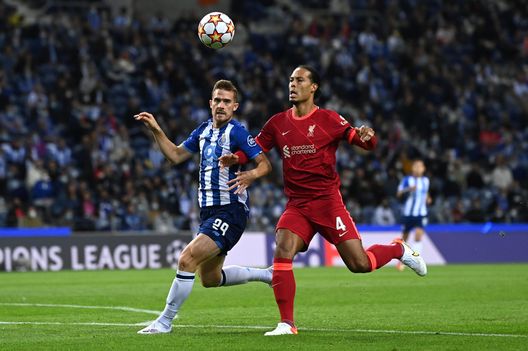 PORTO, PORTUGAL - SEPTEMBER 28: Virgil van Dijk of Liverpool battles for possession with Toni Martinez of FC Porto during the UEFA Champions League group B match between FC Porto and Liverpool FC at Estadio do Dragao on September 28, 2021 in Porto, Portugal. (Photo by David Ramos/Getty Images) Fiorentina, occhi in Portogallo. Piacciono Nunez e Toni Martinez- immagine 2