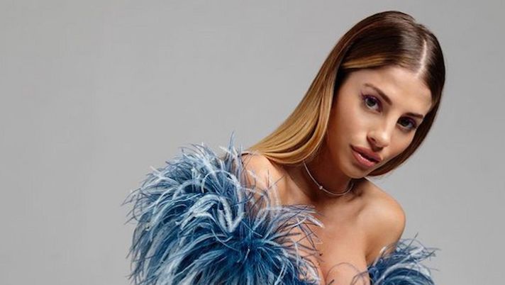 Chiara Nasti, la scollatura è hot: scatto da urlo in camicia e senza reggiseno - immagine 1