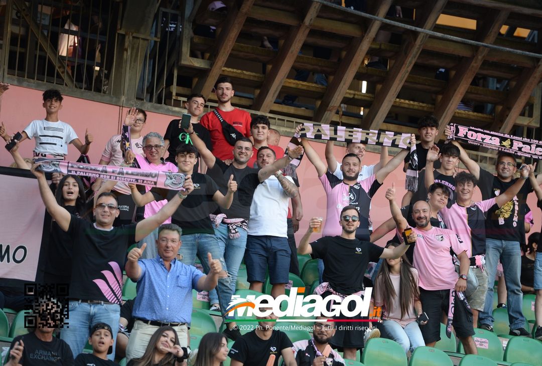 Fototifo, facce da Serie B. I tifosi allo stadio per Palermo-Padova 1-0 - immagine 22