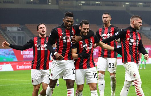 Milan, i festeggiamenti dei rossoneri per il goal di Calhanoglu Milan, i festeggiamenti dei rossoneri per il goal di Calhanoglu