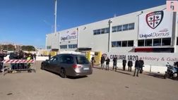 VIDEO / Gigi Riva, l’arrivo del feretro all’Unipol Domus di Cagliari