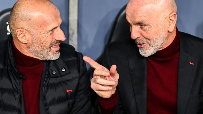 GENOA, ITALY - DECEMBER 1: Stefano Pioli head coach of Milan (R) talks with his assistant coach Giacomo Murelli before the Serie A match between Genoa CFC and AC Milan at Stadio Luigi Ferraris on December 1, 2021 in Genoa, Italy. (Photo by Getty Images) GENOA, ITALY - DECEMBER 1: Stefano Pioli head coach of Milan (R) talks with his assistant coach Giacomo Murelli before the Serie A match between Genoa CFC and AC Milan at Stadio Luigi Ferraris on December 1, 2021 in Genoa, Italy. (Photo by Getty Images)