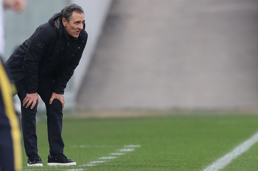  FLORENCE, ITALY - DECEMBER 19: Cesare Prandelli manager of AFC Fiorentina gestures during the Serie A match between ACF Fiorentina and Hellas Verona FC at Stadio Artemio Franchi on December 19, 2020 in Florence, Italy. (Photo by Gabriele Maltinti/Getty Images) 