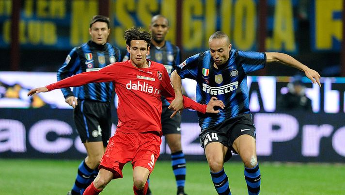 MILAN, ITALY - FEBRUARY 19: Houssine Kharja of FC Inter Milan and Robert Acquafresca of Cagliari Calcio compete for the ball during the Serie A match between FC Internazionale Milano and Cagliari Calcio at Stadio Giuseppe Meazza on February 19, 2011 in Milan, Italy. (Photo by Claudio Villa/Getty Images) MILAN, ITALY - FEBRUARY 19: Houssine Kharja of FC Inter Milan and Robert Acquafresca of Cagliari Calcio compete for the ball during the Serie A match between FC Internazionale Milano and Cagliari Calcio at Stadio Giuseppe Meazza on February 19, 2011 in Milan, Italy. (Photo by Claudio Villa/Getty Images)
