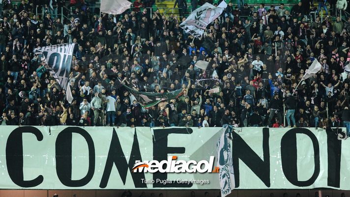 PALERMO, ITALY - APRIL 08: Fams of Palermo show their support during the Serie B match between US Citta di Palermo and Hellas Verona at Stadio Renzo Barbera on April 08, 2019 in Palermo, Italy. (Photo by Getty Images/Getty Images) 
