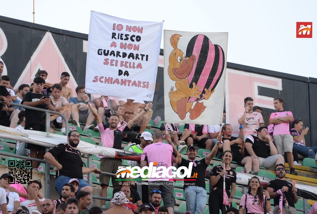 Fototifo, facce da Serie B. I tifosi allo stadio per Palermo-Padova 1-0 - immagine 51