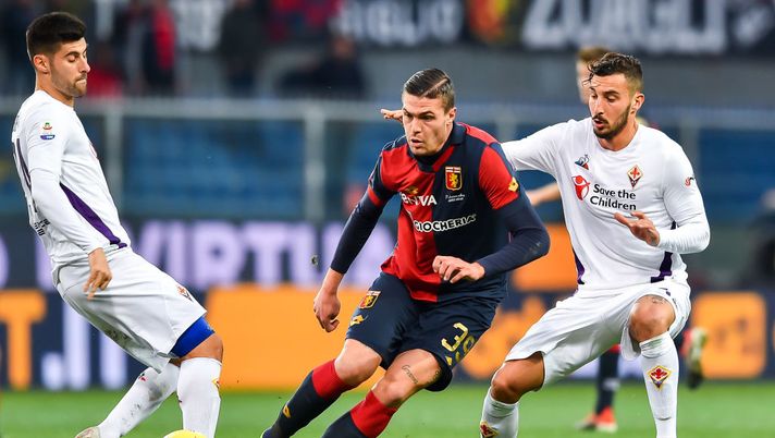 GENOA, ITALY - DECEMBER 29: Andrea Favilli of Genoa (center), Marco Benassi and Federico Ceccherini of Fiorentina of Fiorentina vie for the ball during the Serie A match between Genoa CFC and ACF Fiorentina at Stadio Luigi Ferraris on December 29, 2018 in Genoa, Italy. (Photo by Paolo Rattini/Getty Images) GENOA, ITALY - DECEMBER 29: Andrea Favilli of Genoa (center), Marco Benassi and Federico Ceccherini of Fiorentina of Fiorentina vie for the ball during the Serie A match between Genoa CFC and ACF Fiorentina at Stadio Luigi Ferraris on December 29, 2018 in Genoa, Italy. (Photo by Paolo Rattini/Getty Images)