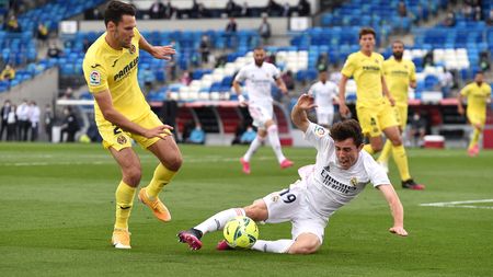 MADRID, SPAIN - MAY 22: Alvaro Odriozola of Real Madrid is challenged by Alfonso Pedraza of Villarreal CF during the La Liga Santander match between Real Madrid and Villarreal CF at Estadio Santiago Bernabeu on May 22, 2021 in Madrid, Spain. Sporting stadiums around Spain remain under strict restrictions due to the Coronavirus Pandemic as Government social distancing laws prohibit fans inside venues resulting in games being played behind closed doors (Photo by Denis Doyle/Getty Images)