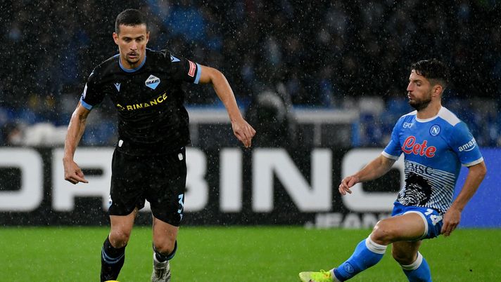 NAPLES, ITALY - NOVEMBER 28: Luiz Felipe Ramos Marchi of SS Lazio compete for the ball with Dries Mertens of SSC Napoli during the Serie A match between SSC Napoli and SS Lazio at Stadio Diego Armando Maradona on November 28, 2021 in Naples, Italy. (Photo by Marco Rosi - SS Lazio/Getty Images) Lazio News: Un turno a Luiz Felipe, 13 mila euro di ammenda al club - immagine 1