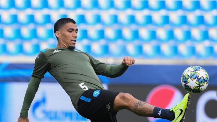 Napoli's Brazilian defender Allan controls the ball during a training session at the Fenix Stadium in Genk, on October 1, 2019 on the eve of the UEFA Champions League Group E football match between Genk and Napoli. (Photo by JOHN THYS / AFP) (Photo credit should read JOHN THYS/AFP/Getty Images) Allan, voto pesante in pagella: “Tra palle sanguinose e confusione totale” - immagine 1