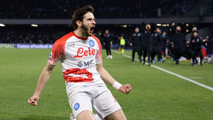 NAPLES, ITALY - FEBRUARY 12: Khvicha Kvaratskhelia of SSC Napoli celebrates after scoring the 1-0 goal during the Serie A match between SSC Napoli and US Cremonese at Stadio Diego Armando Maradona on February 12, 2023 in Naples, Italy. (Photo by Francesco Pecoraro/Getty Images) Gazzetta: “Kvara come un prestigiatore, Osimhen un pugile che toglie il fiato”. Voto super - immagine 1