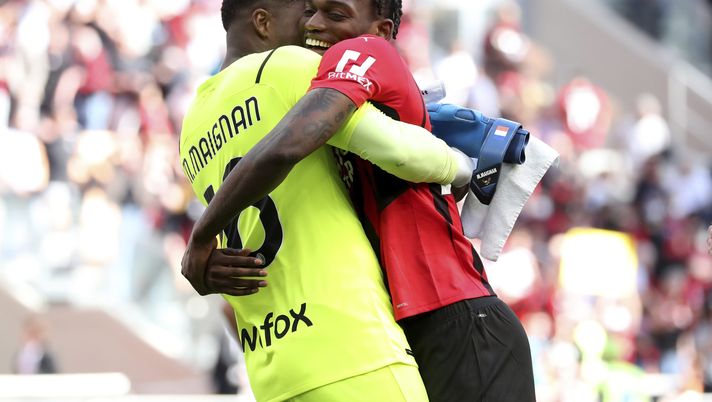 Mike Maignan e Rafael Leao, calciatori del Milan (getty images)