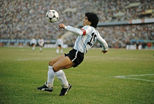 (Photo by David Cannon/Allsport/Getty Images/Hulton Archive) maradona