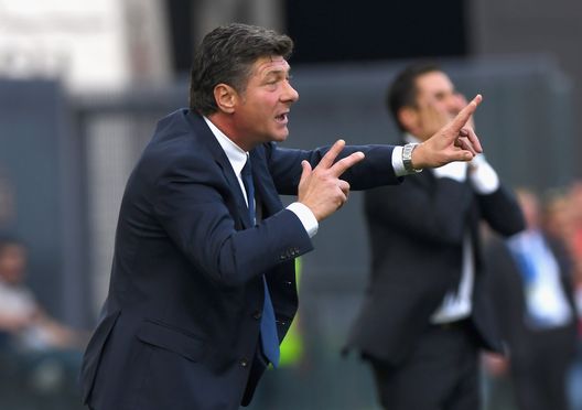  UDINE, ITALY - SEPTEMBER 16: Walter Mazzarri head coach of Torino FC issues instructions to his players during the serie A match between Udinese and Torino FC at Stadio Friuli on September 16, 2018 in Udine, Italy. (Photo by Alessandro Sabattini/Getty Images) 