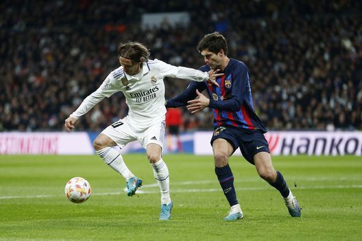 MADRID, SPAIN - MARCH 02: Luka Modric of Real Madrid and Marcos Alonso of FC Barcelona battle for the ball during the Copa Del Rey Semi Final Leg One match between Real Madrid CF and FC Barcelona at Estadio Santiago Bernabeu on March 02, 2023 in Madrid, Spain. (Photo by Florencia Tan Jun/Getty Images) Barcellona nei guai per Marcos Alonso: arrivano due denunce- immagine 2