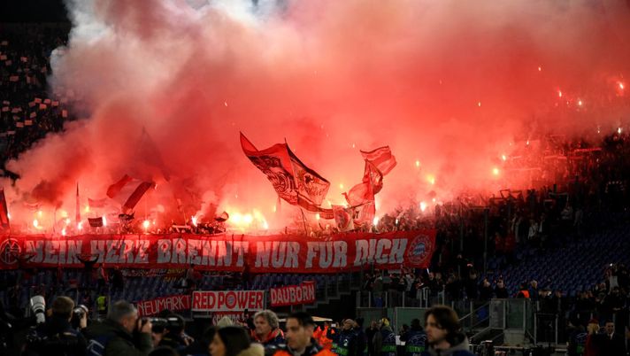 ROME, ITALY - FEBRUARY 13: Supporters of Bayern Munchen during the UEFA Champions League match against SS Lazio and Bayern Munchen at Formello sport centre on February 13, 2024 in Rome, Italy. (Photo by Marco Rosi - SS Lazio/Getty Images) Lazio-Bayern Monaco, nervi tesi tra i tifosi tedeschi: frantumato vetro in Curva Sud - immagine 1